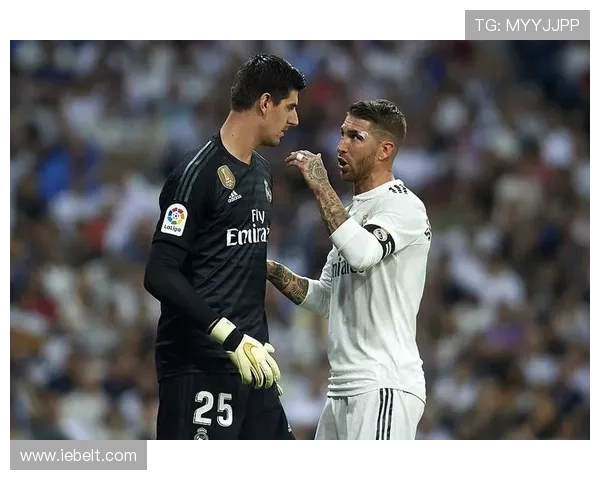 六台:向库尔图瓦扔打火机的球迷还携带了一把小刀